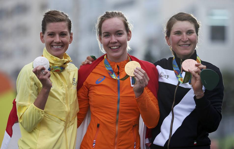 Il podio, da sinistra: Emma Johansson, Anna van der Breggen, Elisa Longo Borghini. Reuters